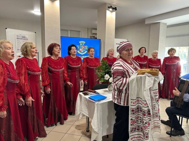 Не залишають читачів байдужими: оріхів'янка презентувала збірку віршів
