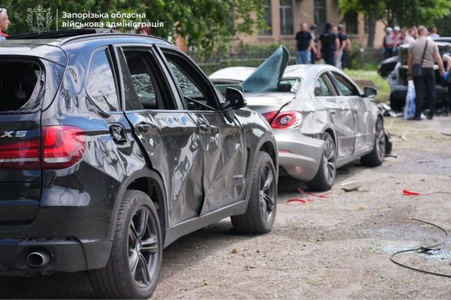 Постраждалі люди, пошкоджені будівлі і авто: ворог вчергове атакував Запоріжжя