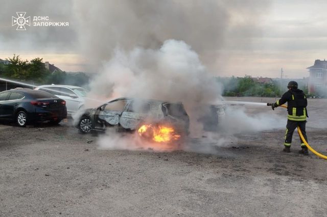 Атака дронів: у Запоріжжі внаслідок ворожого удару пошкоджені автомобілі і будівля райадміністрації