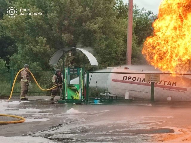Влучив у пожежний автомобіль: росіяни двічі били по  автозаправці