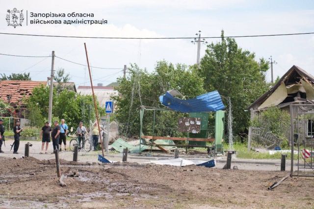 Вдарили біля зупинки: у селищі Балабине внаслідок ворожого авіаудару загинули люди
