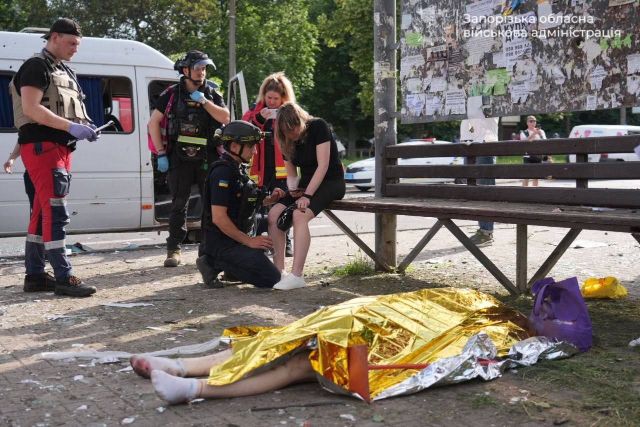 Дві людини загинули: ворог вдарив по зупинці у спальному районі Запоріжжя