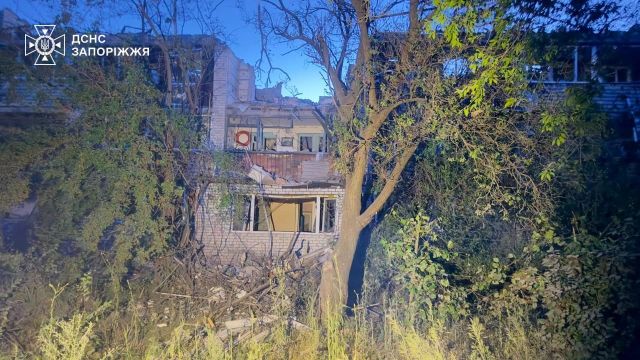 Вдарили КАБами по Комишувасі: росіяни вбили одного чоловіка і ще одного поранили