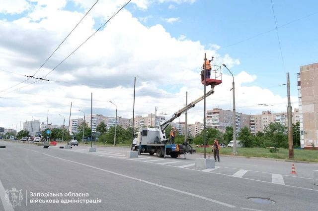 Захист на дорозі: у Запоріжжі почали встановлювати антидронові сітки