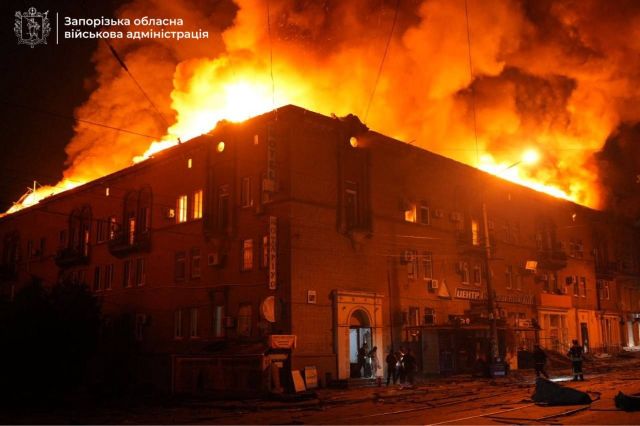Є загиблий і поранені: ворог цілий день атакує Запоріжжя і Запорізький район