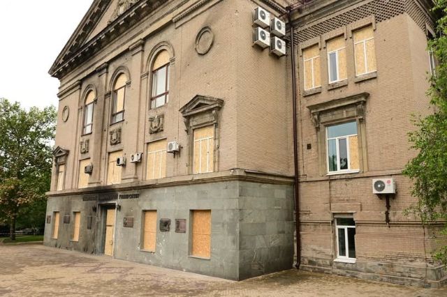 Прибрали скло і забили вікна: Запорізький національний університет відновив роботу після ворожої атаки