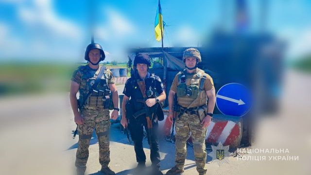 Підірвався на «пелюстці»: пораненому чоловікові поліцейські надали допомогу на блокпосту