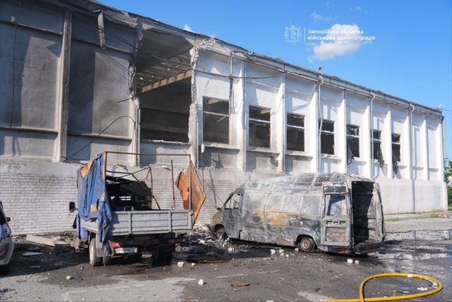Ціль — логістичний оператор: внаслідок ворожої атаки на Запоріжжя поранені люди, пошкоджені будівля і транспорт