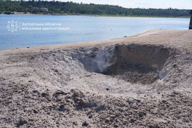 Впала на Центральному пляжі: внаслідок прильоту російської авіабомби поранені люди і понівечені машини