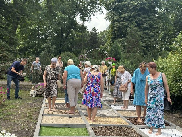 По камінцям, піску та корі: у запорізькому ботсаду облаштували сенсорну тактильну стежку