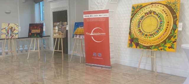 Розповідають про дім, пам’ять, силу: у Запоріжжі проходить виставка картин представників національних спільнот