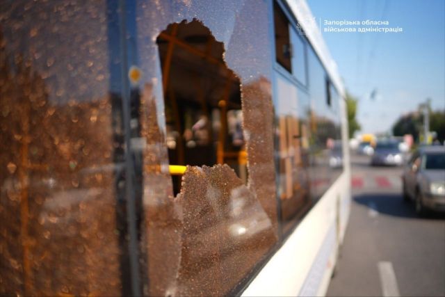 Вибухнув поруч з автобусом: росіяни скерували дрон на муніципальний транспорт
