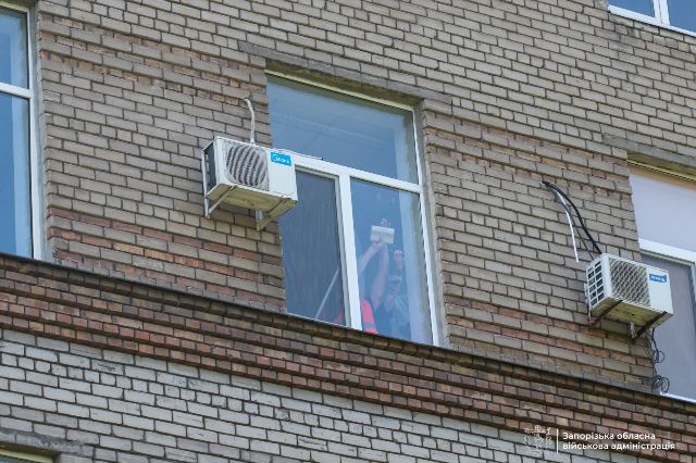Посилять бронеплівкою: у лікарнях Запоріжжя та Вільнянська вікна захистять від розльоту уламків скла