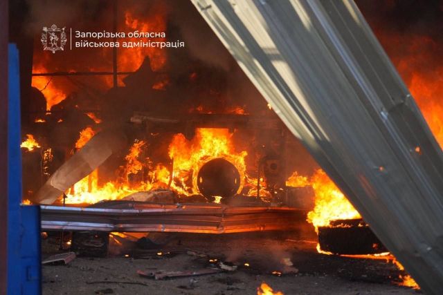 Поцілили по складу та СТО: росіяни вчергове атакували Запоріжжя