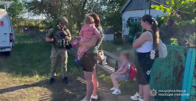 «Кожен день прилітає - то FPV, то «молнії»: запорізькі поліцейські евакуювали з Трудооленівки жінку та трьох її доньок