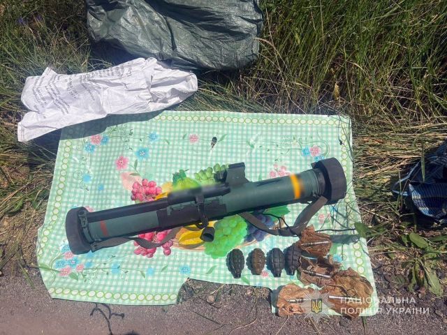 Збував зброю та боєприпаси: на Запоріжжі поліція затримала чоловіка, який продав гранатомет, сотні набоїв та 8 корпусів гранат