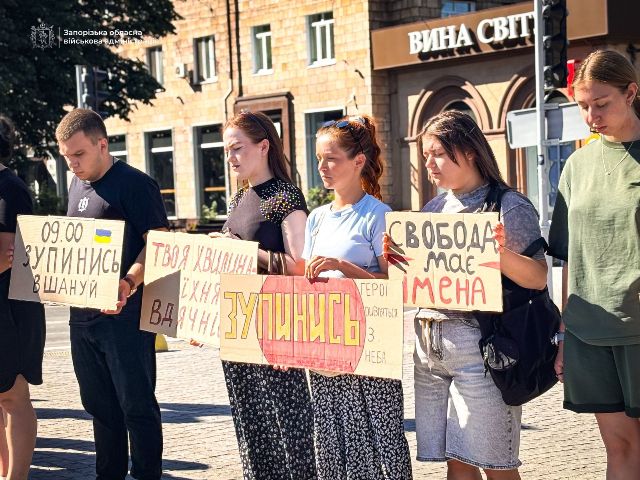 «Вшануй. Зупинись»: у Запоріжжі молодь провела акцію пам’яті