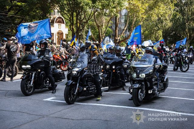 Мотопробіг пам'яті та єдності: у Запоріжжі поліцейські вшанували загиблих колег