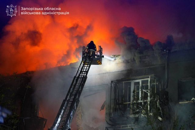 Почав обвалюватися дах: у Запоріжжі внаслідок ворожої атаки зайнявся багатоповерховий будинок