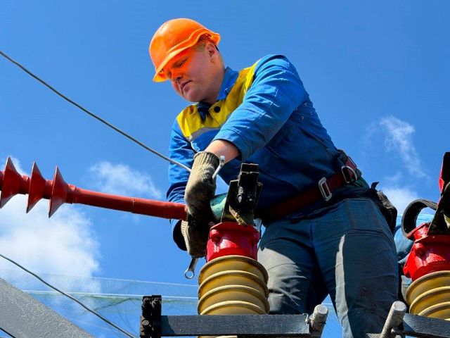 Знову зі світлом:  енергетики відновили на Оріхівщині електропостачання 17 населених пунктів