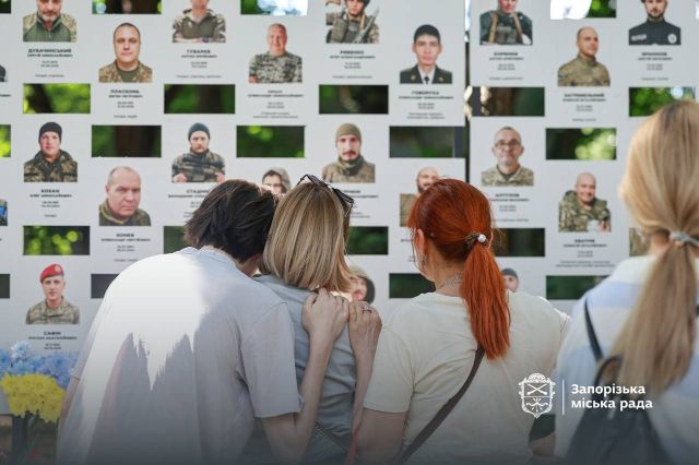 Прізвище з помилкою: на Алеї пам’яті полеглих Героїв у Запоріжжі встановили нові стенди