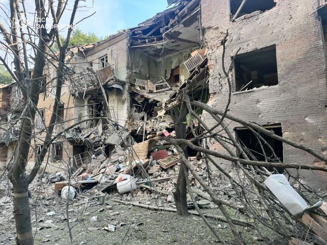 «Крик людей був... Дим...»: окупанти зруйнували у Запоріжжі ще один багатоквартирний будинок