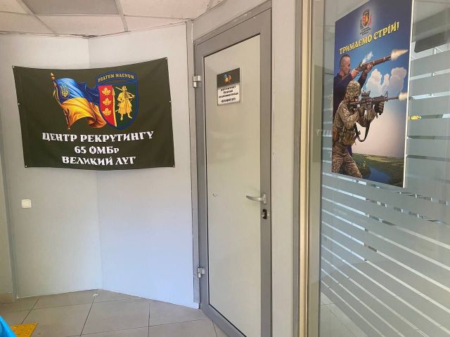 “Ніхто не кидає людей на лінію зіткнення без підготовки”: рекрутери набирають бажаючих служити в бригаді, яка стоїть на Оріхівському напрямку