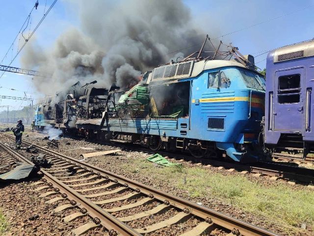 Довезуть до Запоріжжя автобусами: ворог атакував пасажирський поїзд