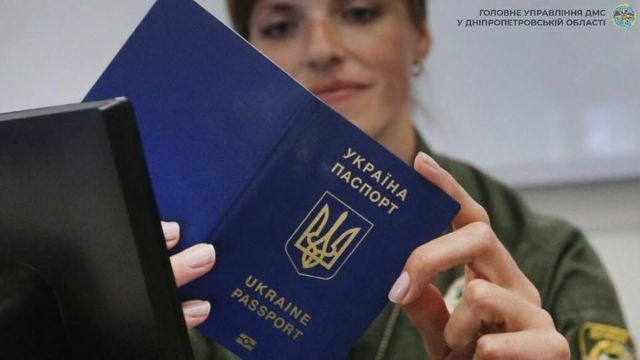 Має значення строк дії: збираючись в поїздку за межі України, перевірте закордонний паспорт