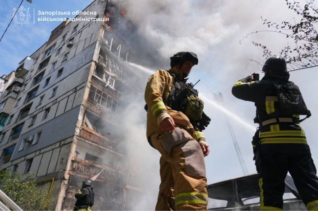 «Горить все, страшно, дим у під'їздах»: у Запоріжжі під ворожий удар знову потрапила багатоповерхівка