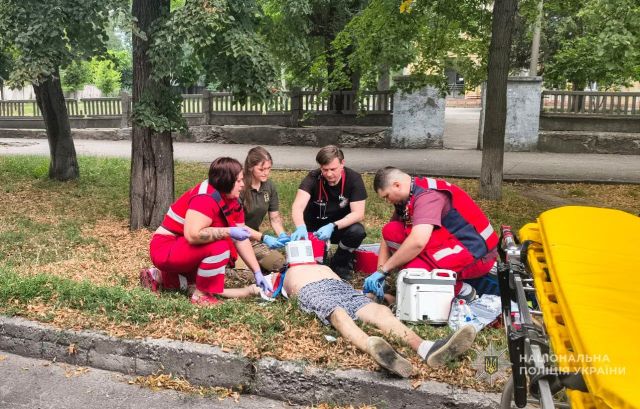 «Качали» серце до приїзду швидкої: запорізькі поліціянтки надали допомогу чоловіку, якому на велосипеді стало зле і він впав