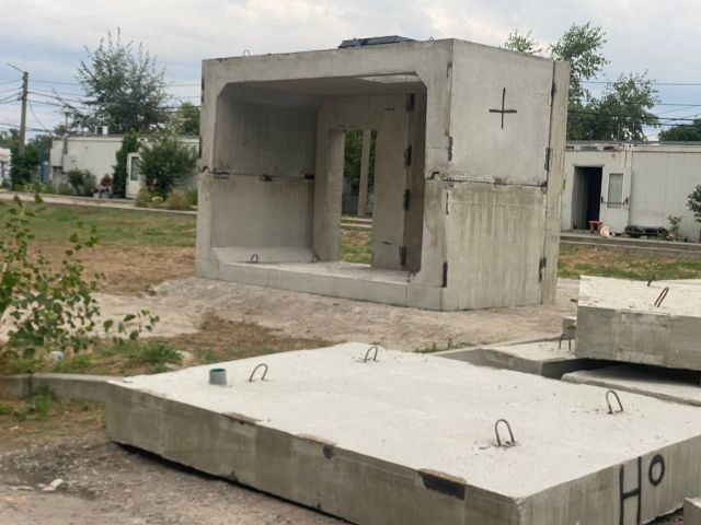 Бетонні укриття і антидронові сітки: у Запоріжжі розбудовують мережу захисту містян від ворожих атак