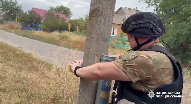 Мобільні годівниці для собак і котів: запорізькі поліцейські вирішили допомогти чотирилапим жителям Комишувахи