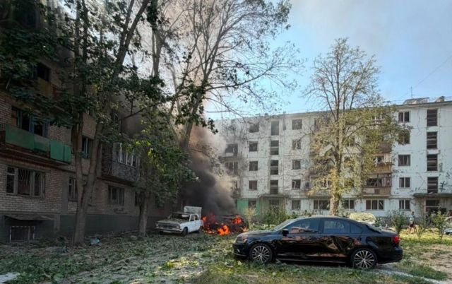 “Скло летіло та двері заклинило”: мешканка запорізької 5-поверхівки розповіла, як пережила російський авіаудар