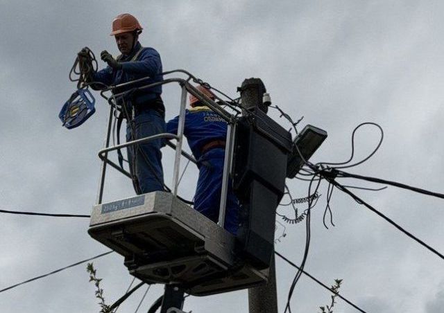 Наслідків атаки відчути не встигли: запорізькі енергетики щшвидко повернули світло після трьох ударів по енергооб’єкту