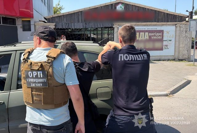 Обіцяв оформити бронювання: поліція затримала запоріжця після одержання 5200 доларів