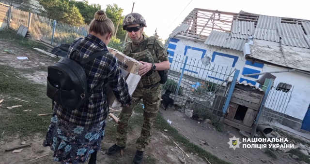 Усе нажите майно залишилося під завалами: поліцейські вивезли з Новоіванівки п’ятьох мешканців