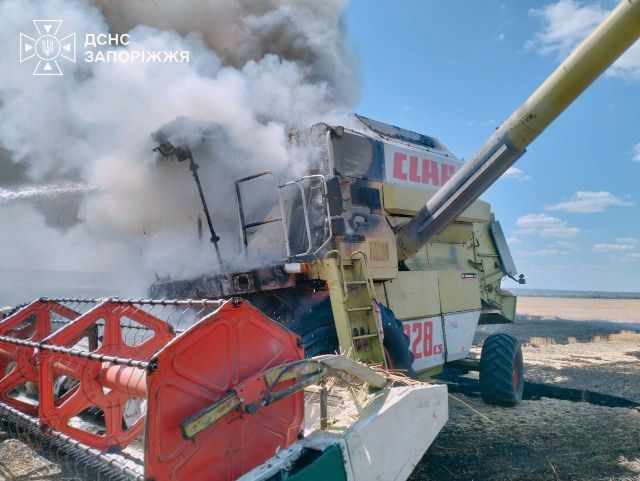 Загорілися комбайн, автомобіль та пшениця: у Запорізькому районі на полі внаслідок удару дроном загинув 32-річний чоловік
