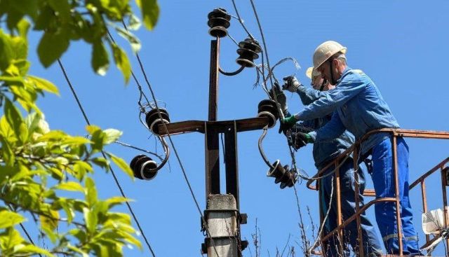 Повернули світло: на Оріхівщині запорізькі енергетики підключили до енергомережі понад 5500 родин