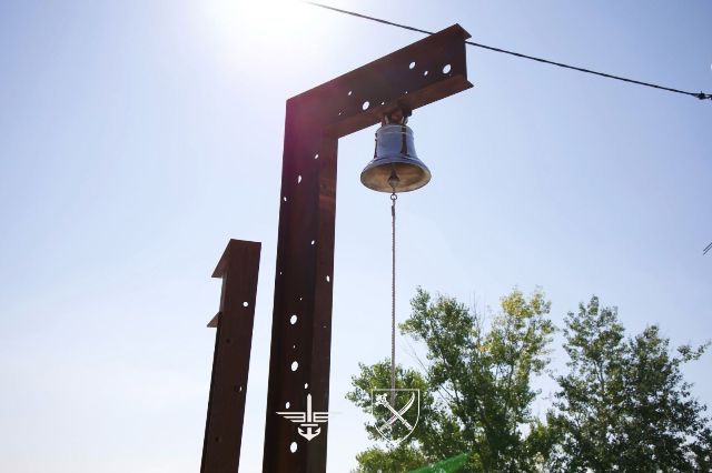 Дзвін по загиблих морпіхах: у Запоріжжі встановили інсталяцію з корабельною риндою