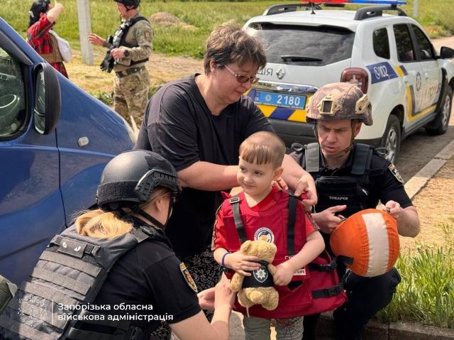 Вивозять дітей: в Комишуваській та Біленьківській громадах оголосили примусову евакуацію
