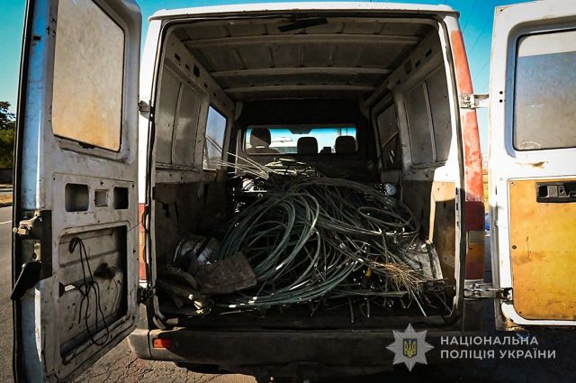 Викрадене завантажили до автомобіля: у Запоріжжі поліцейські затримали викрадачів елементів контактної залізничної мережі