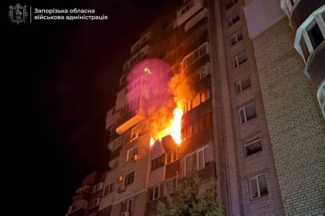 Поцілили в багатоповерхівку: у Запоріжжі внаслідок обстрілу горіли дві квартири