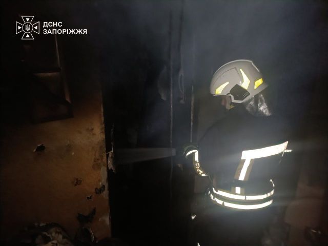 Горіли домашні речі: у  багатоповерхівці запорізькі надзвичайники врятували трьох дорослих і двох дітей