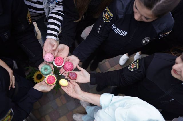 Створювали авторське мило: у Запоріжжі для комунікаційниць в погонах провели арттерапевтичний сеанс