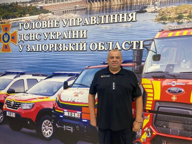"Рятувальником хотів стати з дитинства": оріхівський надзвичайник понад 20 років ліквідовує пожежі і допомагає людям