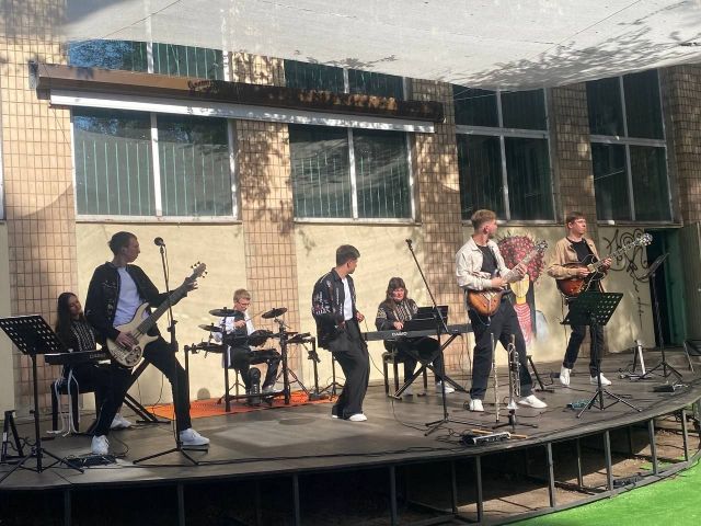 «Пісня буде поміж нас»: у запорізькому коледжі музика звучала в концертній залі і на артдворику