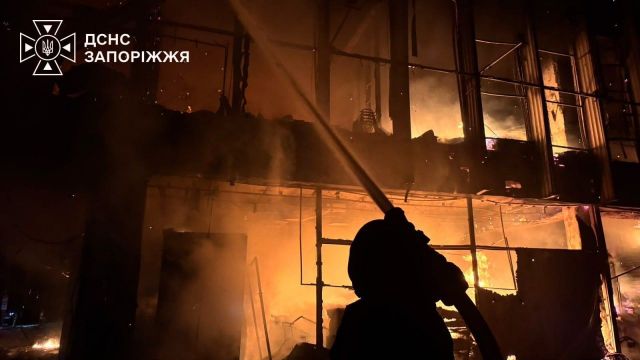 Пекельна ніч: у Запоріжжі росіяни спалили торгівельний центр, корпус університету і пошкодили багатоповерхівки