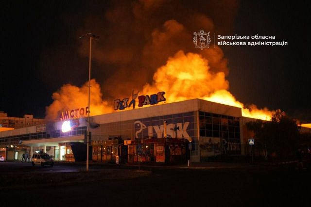 Подвійний удар: у Запоріжжі ворог поцілив дронами по єдиному торговому центру в Південному мікрорайоні