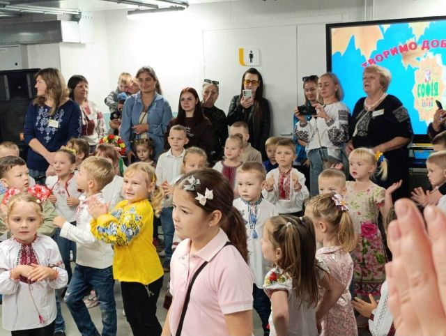 «Дошкілля єднає серця»: у запорізькій “Софії” під час свята збирали кошти на ЗСУ і ламінатор для дитсадка